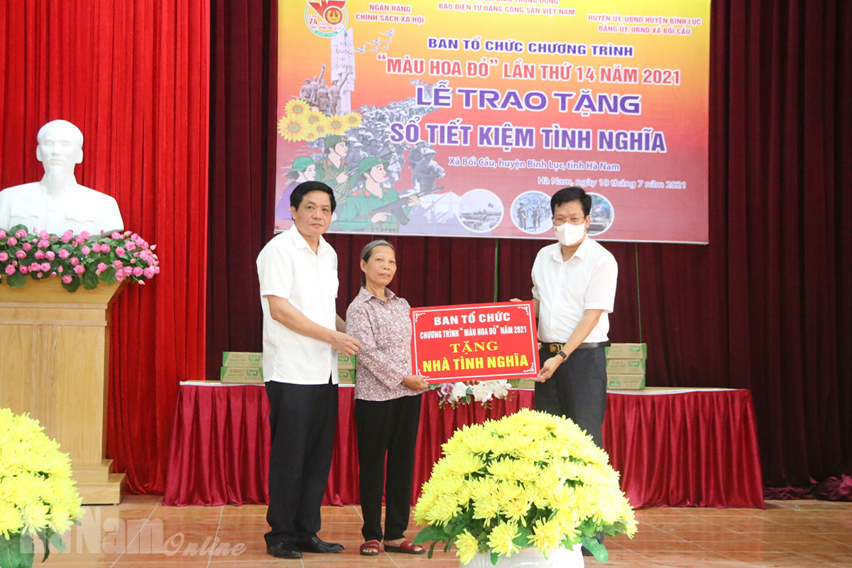 Báo Điện tử Đảng Cộng sản Việt Nam trao tặng quà gia đình chính sách