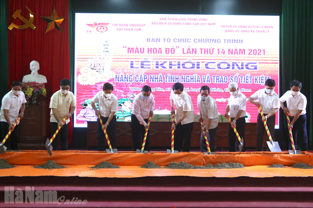 Báo Điện tử Đảng Cộng sản Việt Nam trao tặng quà gia đình chính sách