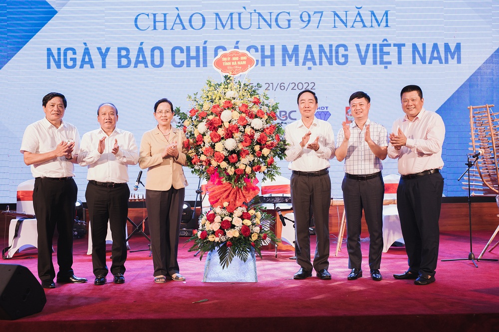 Lãnh đạo tỉnh gặp mặt chúc mừng Câu lạc bộ Nhà báo Hà Nam